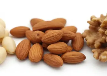 Brazilian nuts vs almonds vs walnuts – side-by-side comparison of healthy nuts